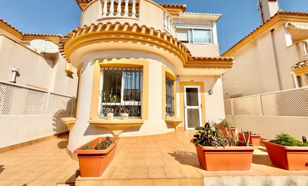 Venta - Chalet -
El Algar 