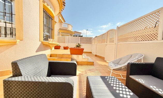 Venta - Chalet -
El Algar 