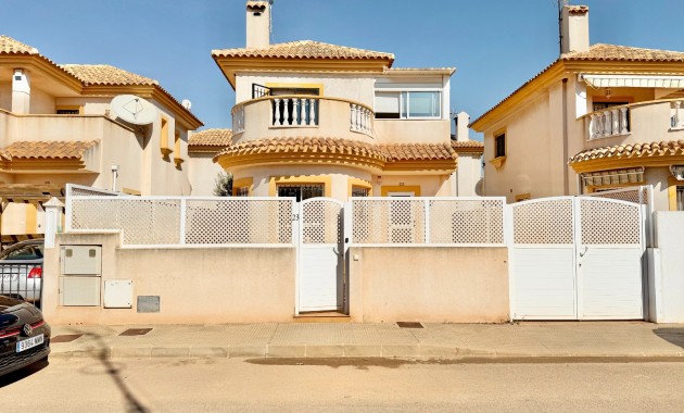 Venta - Chalet -
El Algar 