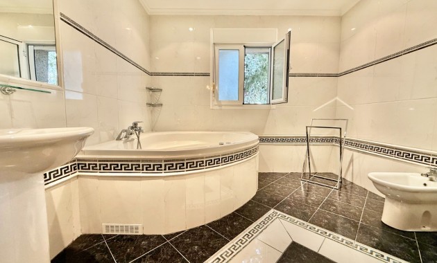 Venta - Villa -
Torrevieja - Torrevieja 