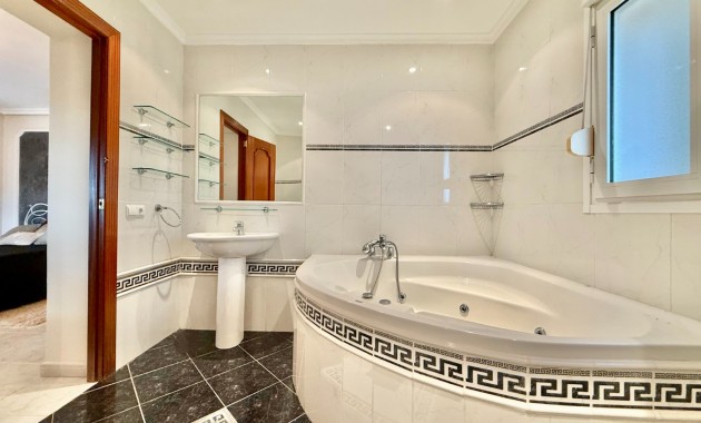 Venta - Villa -
Torrevieja - Torrevieja 